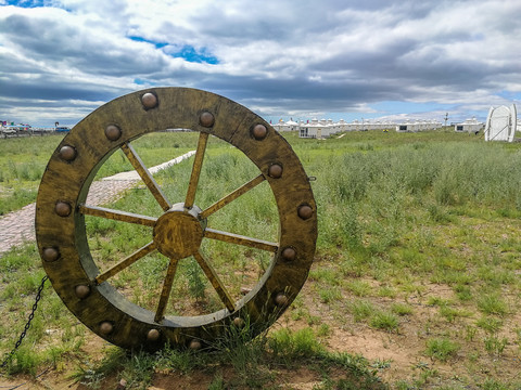 草原景区古老的车轮