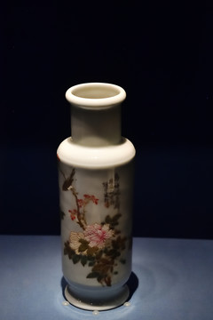 成都博物馆清代粉彩花鸟纹瓷瓶