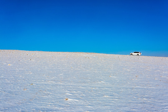 冬季雪原越野车