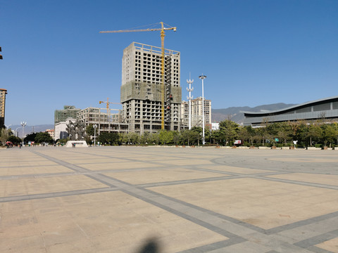 广场周边的施工中的高层建筑