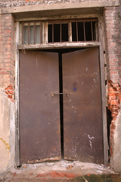 废旧工厂铁门