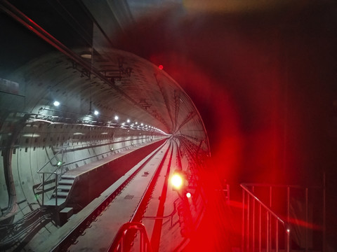 隧道红色信号灯