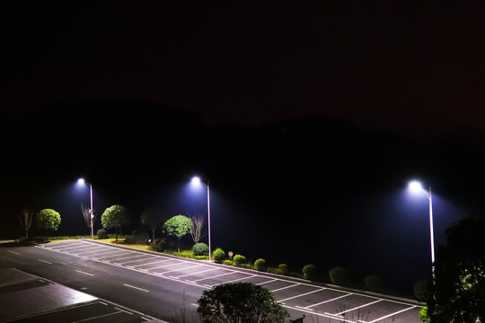 停车位夜景