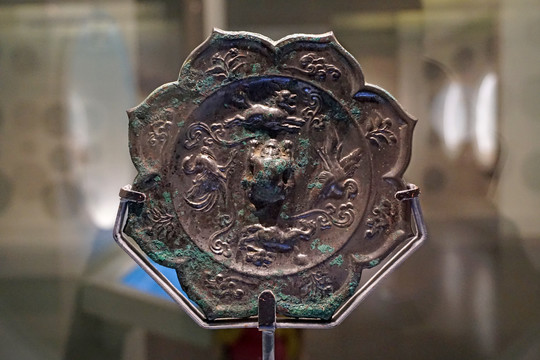 唐代双鸾狻猊纹菱式铜镜