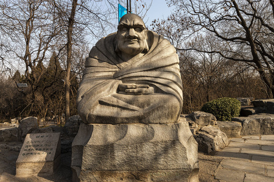 诺矩那雕像