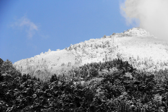 山地雪山景色