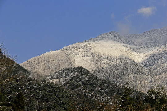 山地雪山景色