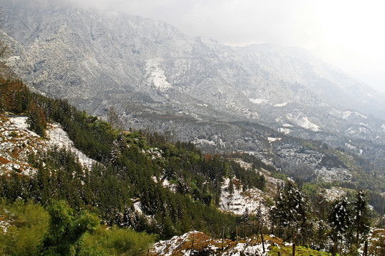 山地雪山景色