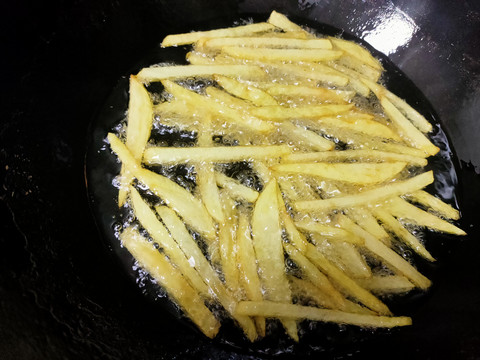 油锅中的薯条