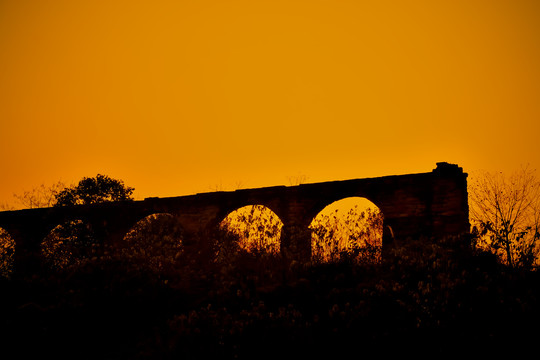 夕阳下的桥洞