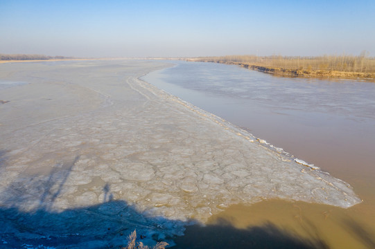 航拍结冰的黄河2021011