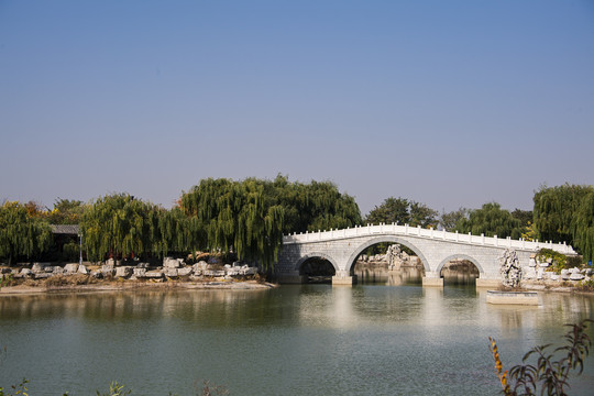 中国山东莱州中华月季园小桥流水