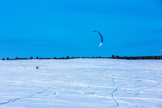 冬季雪原滑翔伞