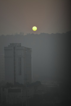 雾霾下的日出