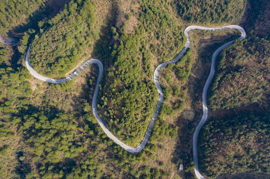 湖南湘西山间蜿蜒的山路