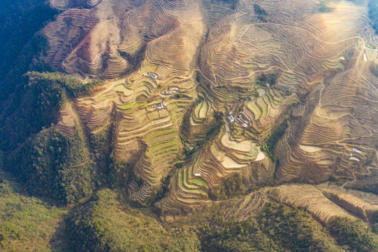 湖南湘西山间蜿蜒的山路