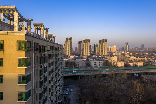 蓝天下的城市街景