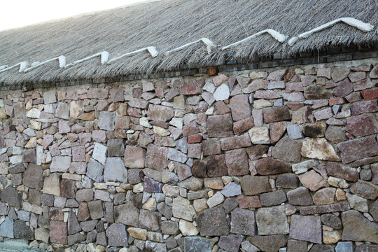 石头墙和茅草房
