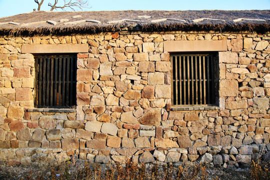 石头墙和木窗户及茅草房
