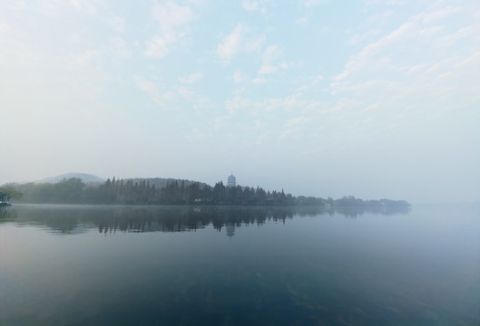 雾中西湖