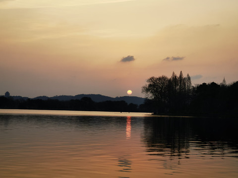 日出西湖