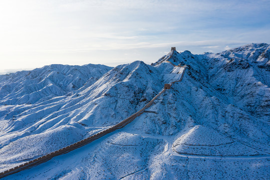 大山峭壁长城雪景