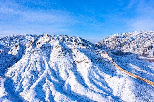 山脉悬壁长城雪景