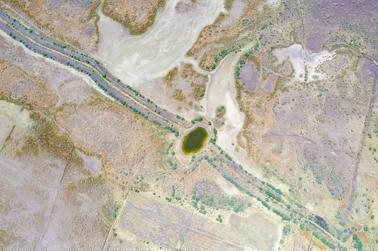 航拍中国新疆的盐碱地