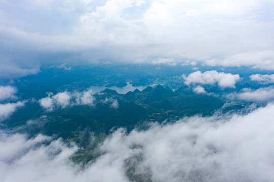 湖南湘西山间的云雾