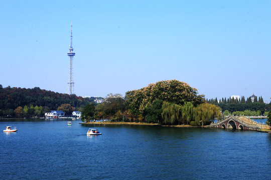 城市湖泊