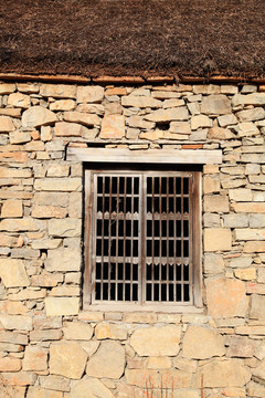 石墙木窗和茅草房