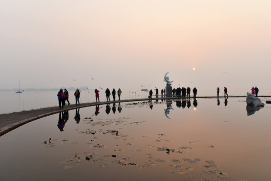 西昌邛海月亮女神日出