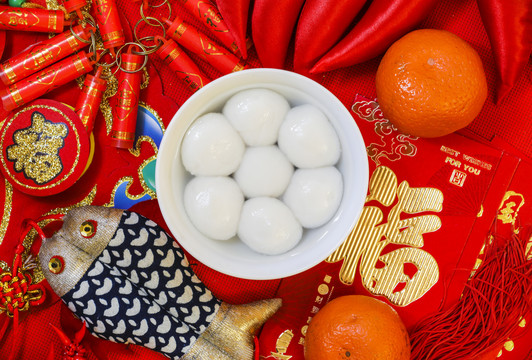红色背景中国春节新年传统装饰品