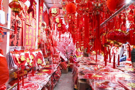 商店悬挂的中国春节新年装饰品