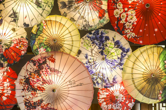 中国传统装饰品工艺纸伞