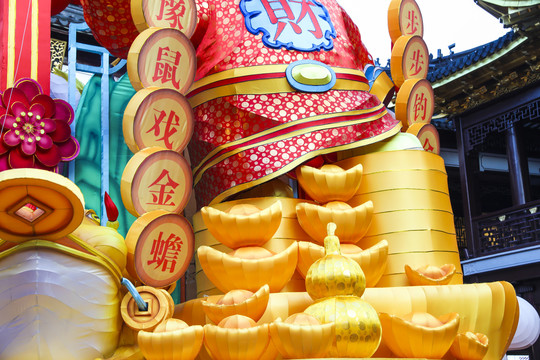 豫园春节民俗装饰金元宝吉财神