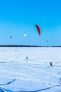 冬季雪地滑翔伞比赛