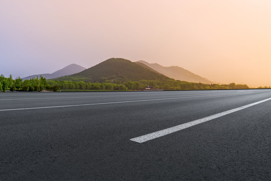 高速公路天际线和远山背景