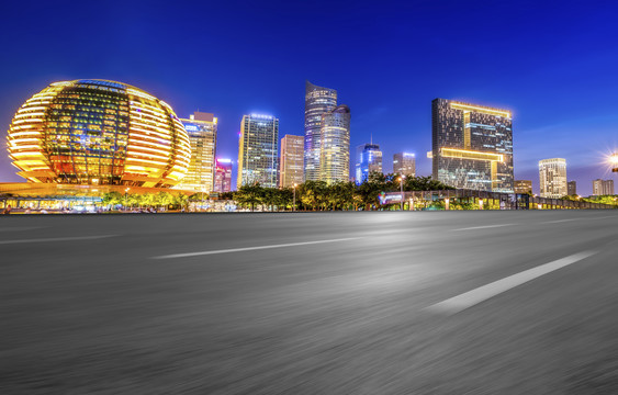 高速公路天际线和建筑景观夜景