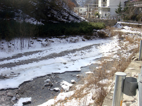 冬日冰雪中的汤峪河