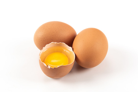 白色背景上的新鲜鸡蛋