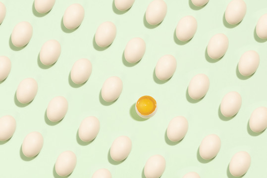 整齐排列的鸡蛋绿色背景