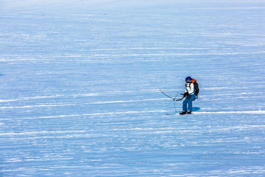 雪地滑翔伞运动员