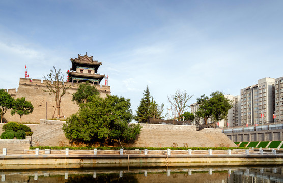 陕西西安城墙角楼和护城河