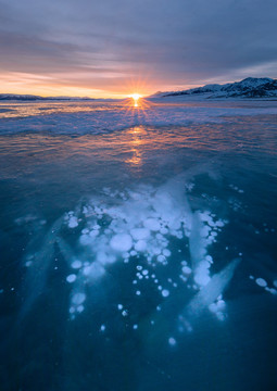 赛里木湖的冰泡