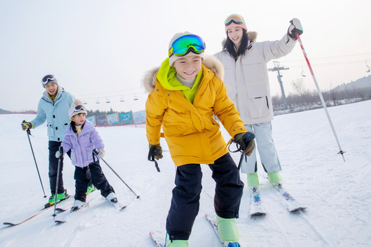 滑雪场内滑雪的年轻家庭