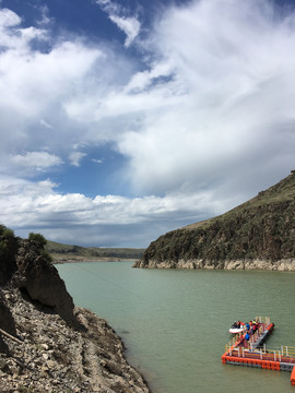 新疆的湖泊山寨