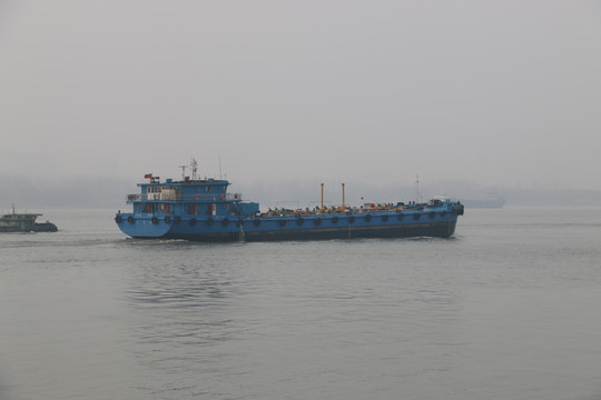 长江上的航运船