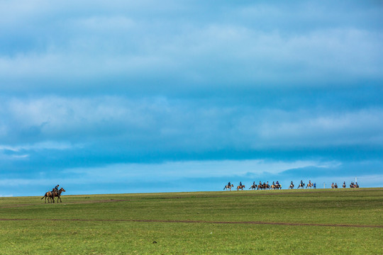 草原游客骑马