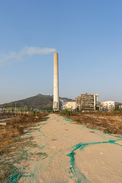 现代工业工厂的巨大烟囱和蓝天